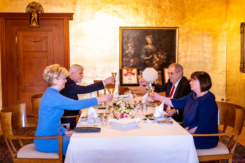 Na Pražském hradě proběhl oběd, při kterém se oba páry setkaly. 