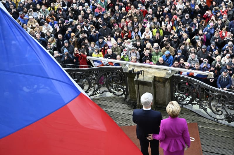 Prezidentský pár na balkoně Pražského hradu