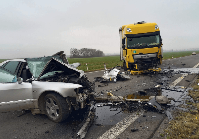 Při čelní srážce v okrese Trebišov zemřel 57letý řidič. (13. ledna 2023)