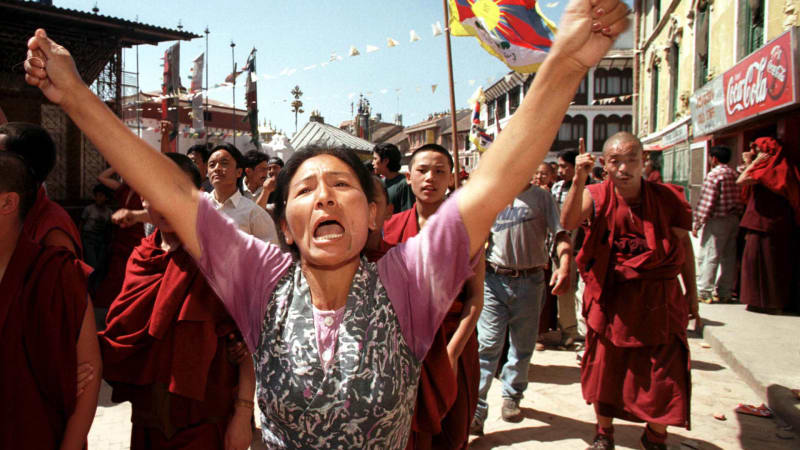 Komunisté potlačili povstání Tibeťanů masakrem 87 000 lidí. Občané bránili dalajlámu vlastními těly