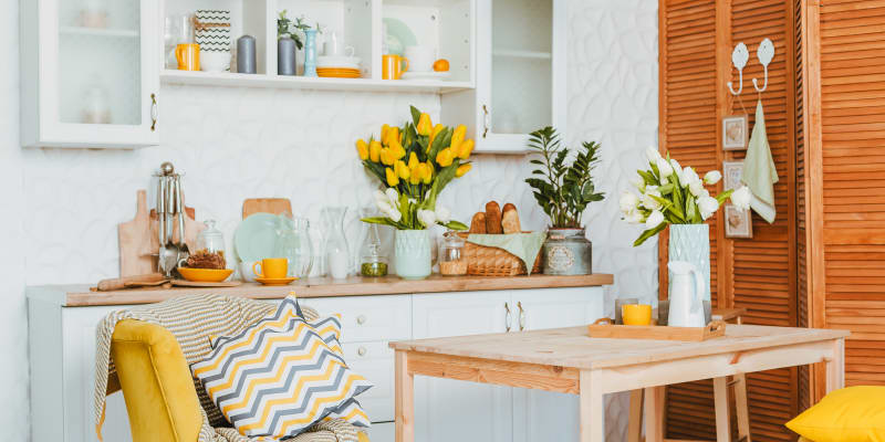 Kuchyňský prostor může od obývacího oddělit i lehký paravan
