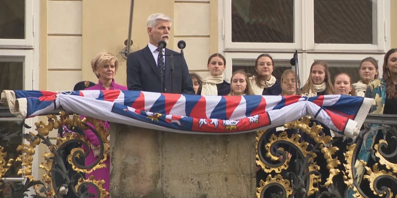 Petr Pavel ve funkci prezidenta mává příznivcům z balkonu