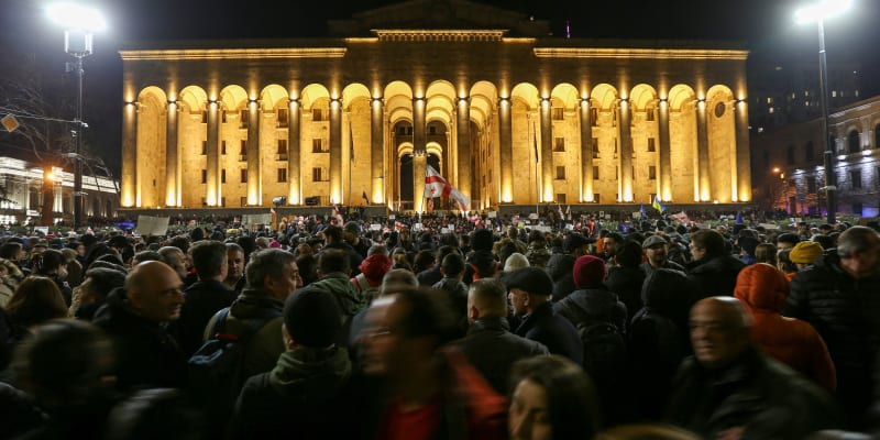 Protesty před budovou gruzínského parlamentu (8. 3. 2023)