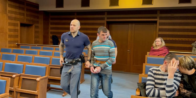 Ukrajinec měl na Rychnovsku škrtit těhotnou expřítelkyni lanem, soud ho poslal na 15 let do vězení.