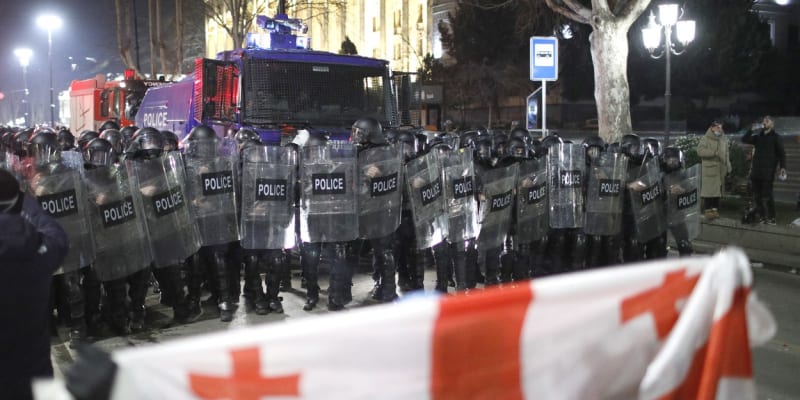 Proti demonstrantům vyrazila pořádková policie (8. 3. 2023).