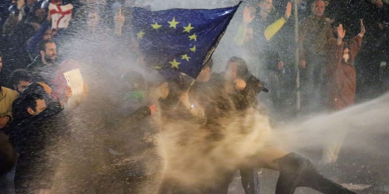 Policisté rozháněli demonstranty v Gruzii vodním dělem (7. 3. 2023).