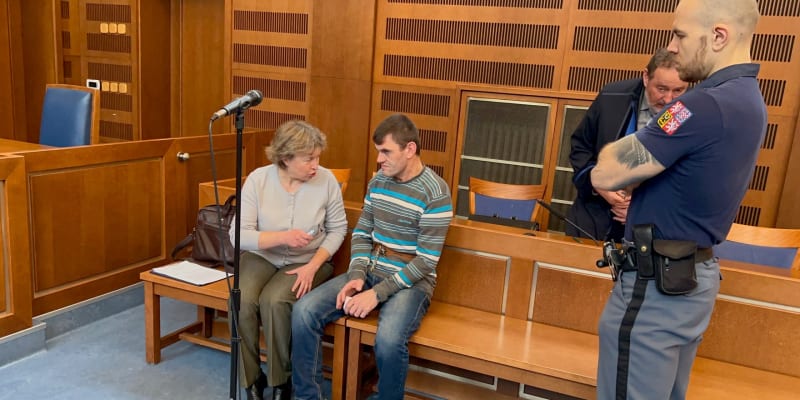 Ukrajinec měl na Rychnovsku škrtit těhotnou expřítelkyni lanem, soud ho poslal na 15 let do vězení.