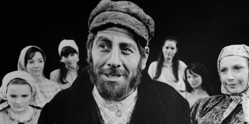Zemřel izraelský herec Chaim Topol, známý z muzikálu Šumař na střeše.