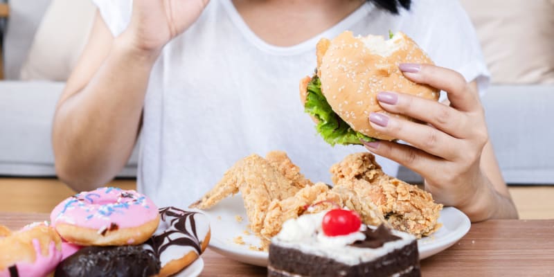 Obzvlášť pokud chcete zhubnout rychle, měli byste fast food a vysoce průmyslově zpracované potraviny a sladkosti úplně vynechat.