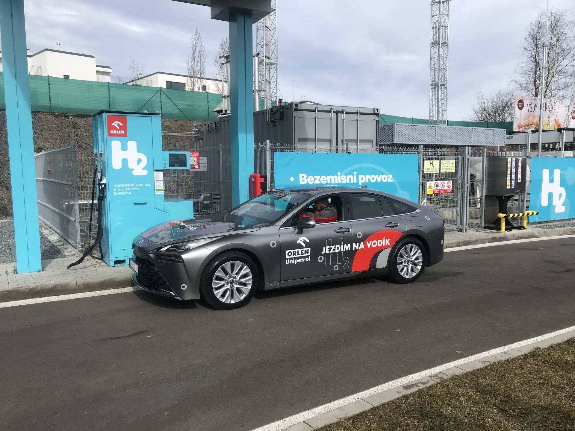 Toyota je jedním ze dvou výrobců (druhým je Hyundai), kteří na českém trhu prodávají auto na vodíkový pohon. Na snímku model Mirai u plnící stanice na pražském Barrandově.