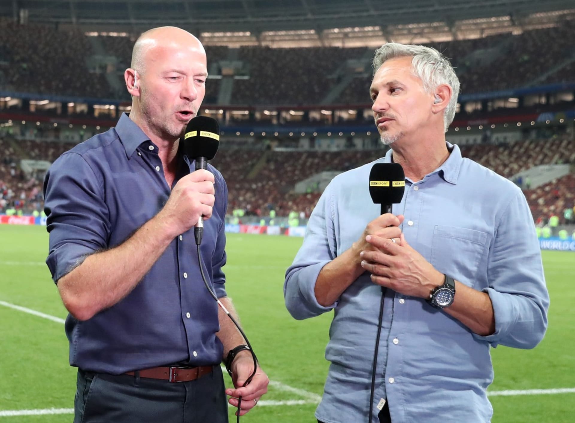 Dvě anglické fotbalové legendy Alan Shearer (vlevo) a Gary Lineker (vpravo) v roli komentátorů