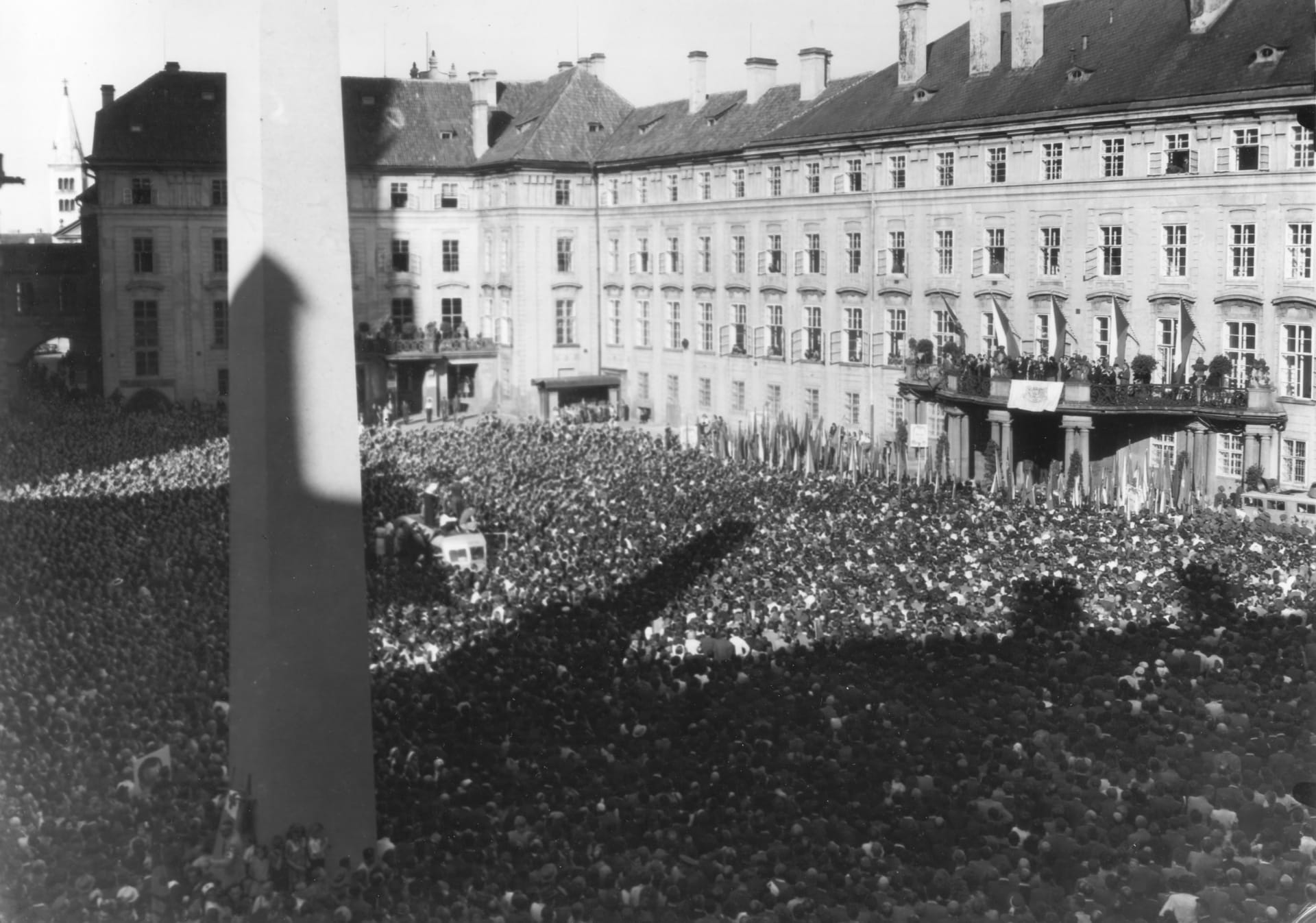 Prezident Klement Gottwald zdraví veřejnost z balkonu Pražského hradu.