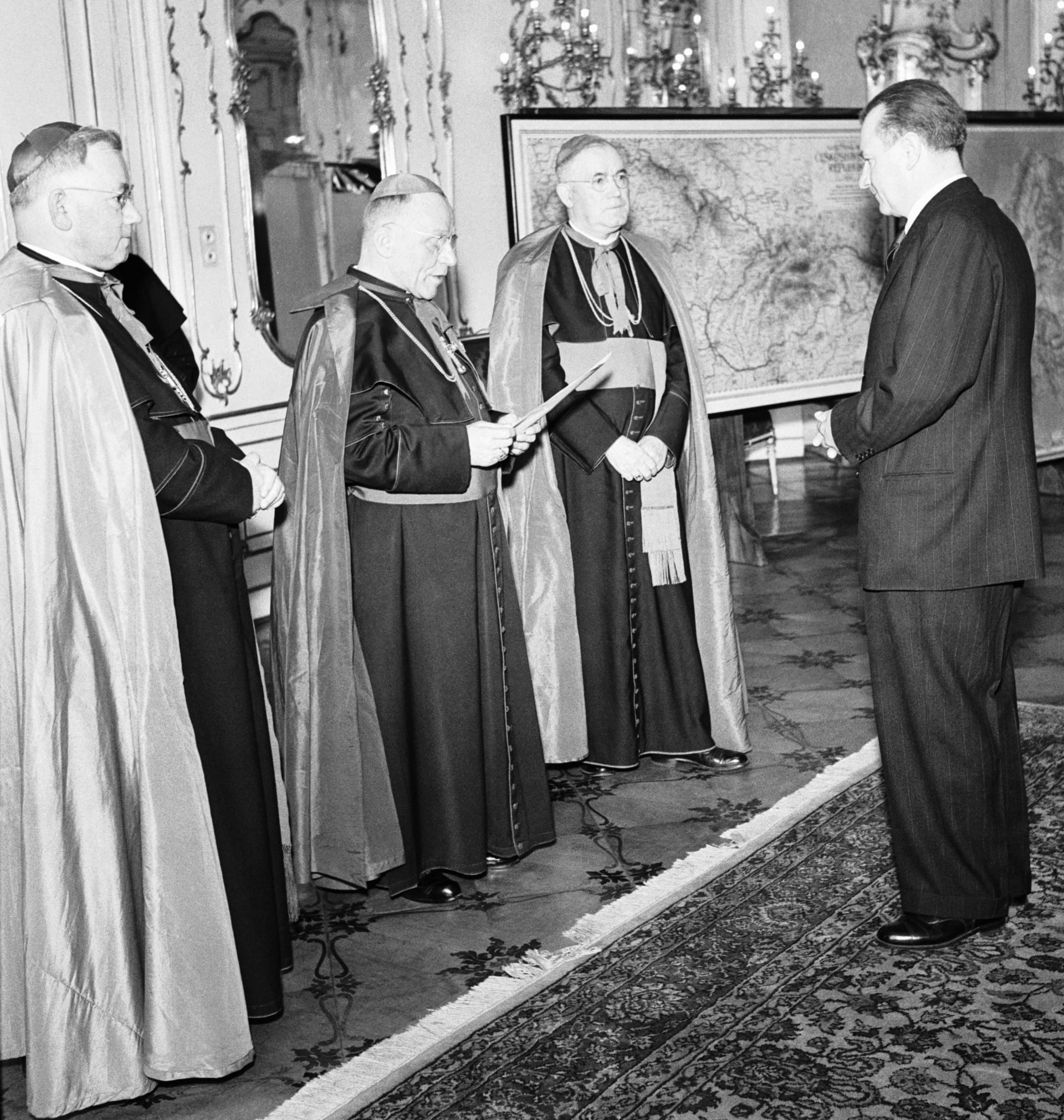 Prezident Klement Gottwald (vpravo) přijal na Pražském hradě 15. června 1948 zástupce čsl. episkopátu v čele s pražským arcibiskupem Josefem Beranem.