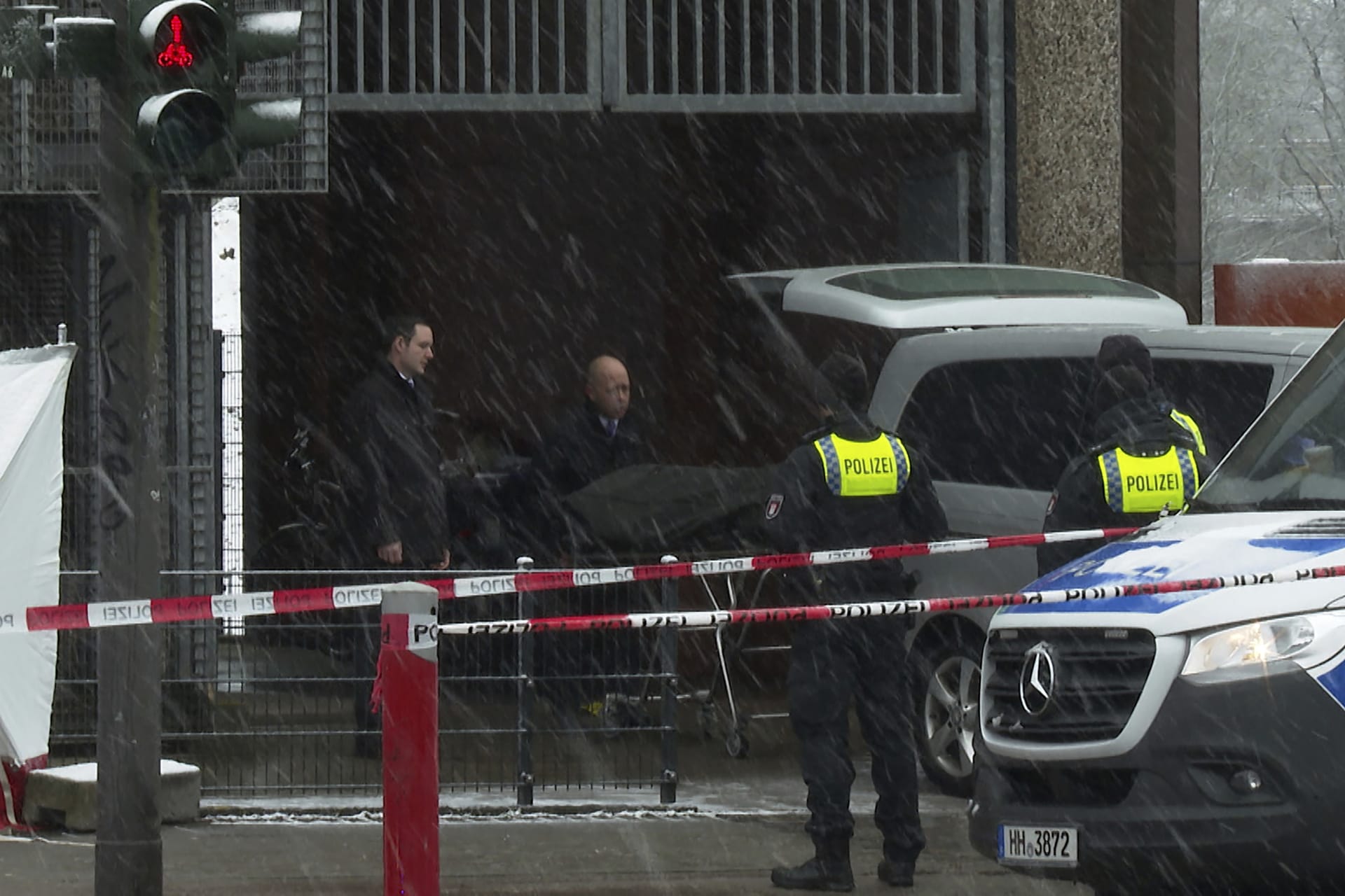 Pohřební vůz stojí u kostela svědků Jehovových v Hamburku, v němž se střílelo. 