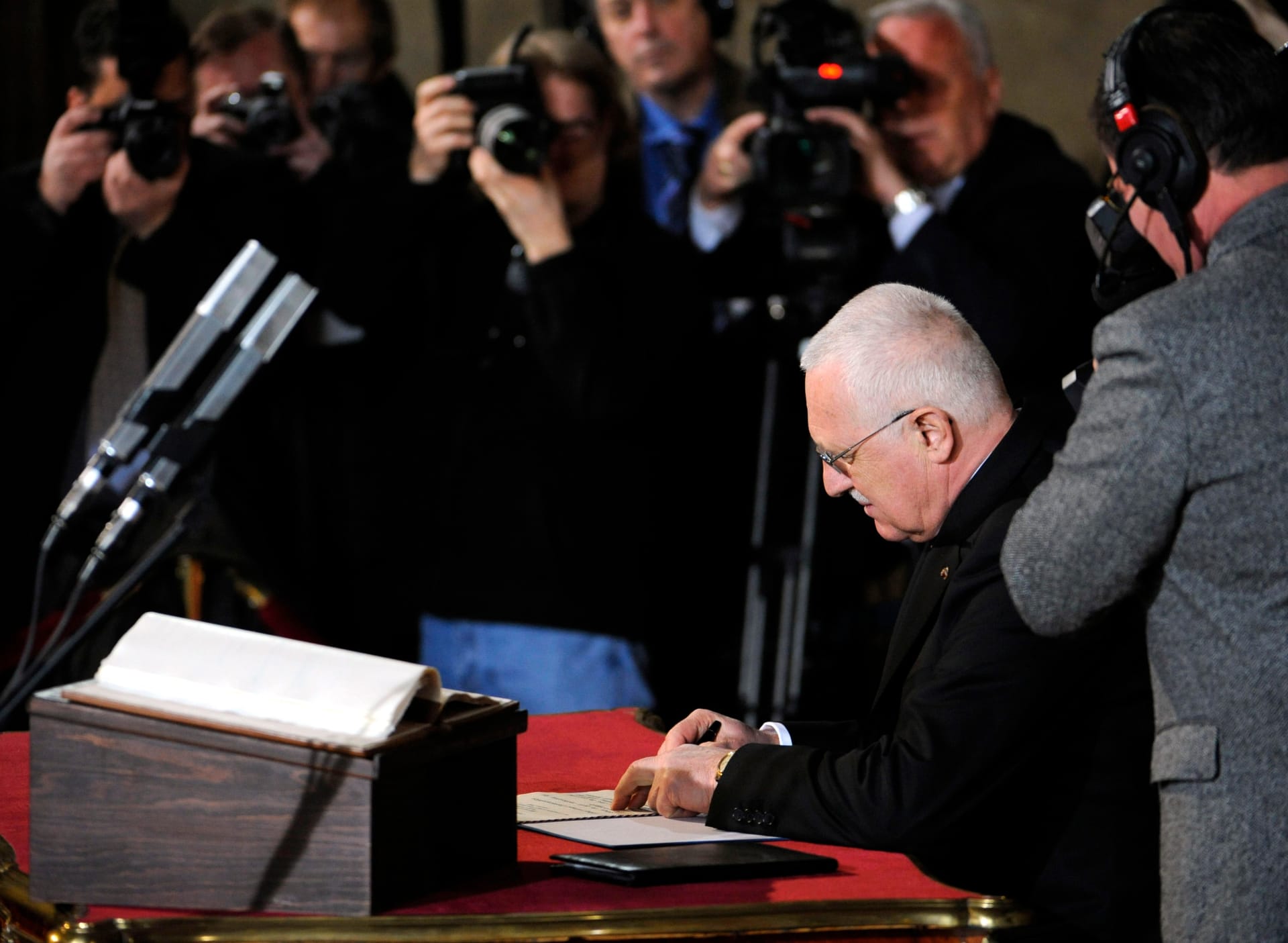 Václav Klaus podepisuje prezidentský slib na inauguraci v roce 2008.