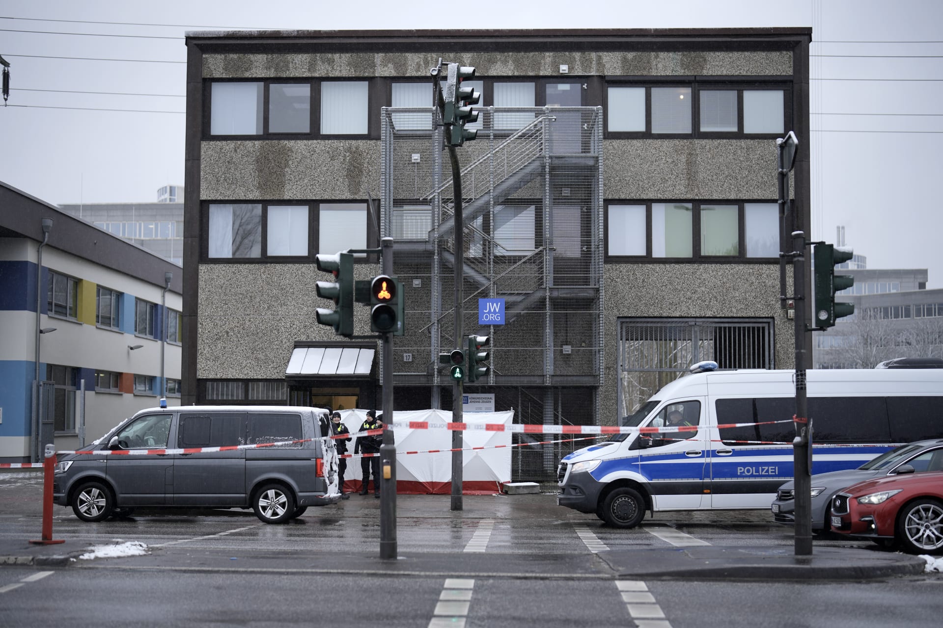 Vyšetřování střelby v kostele svědků Jehovových v Hamburku.