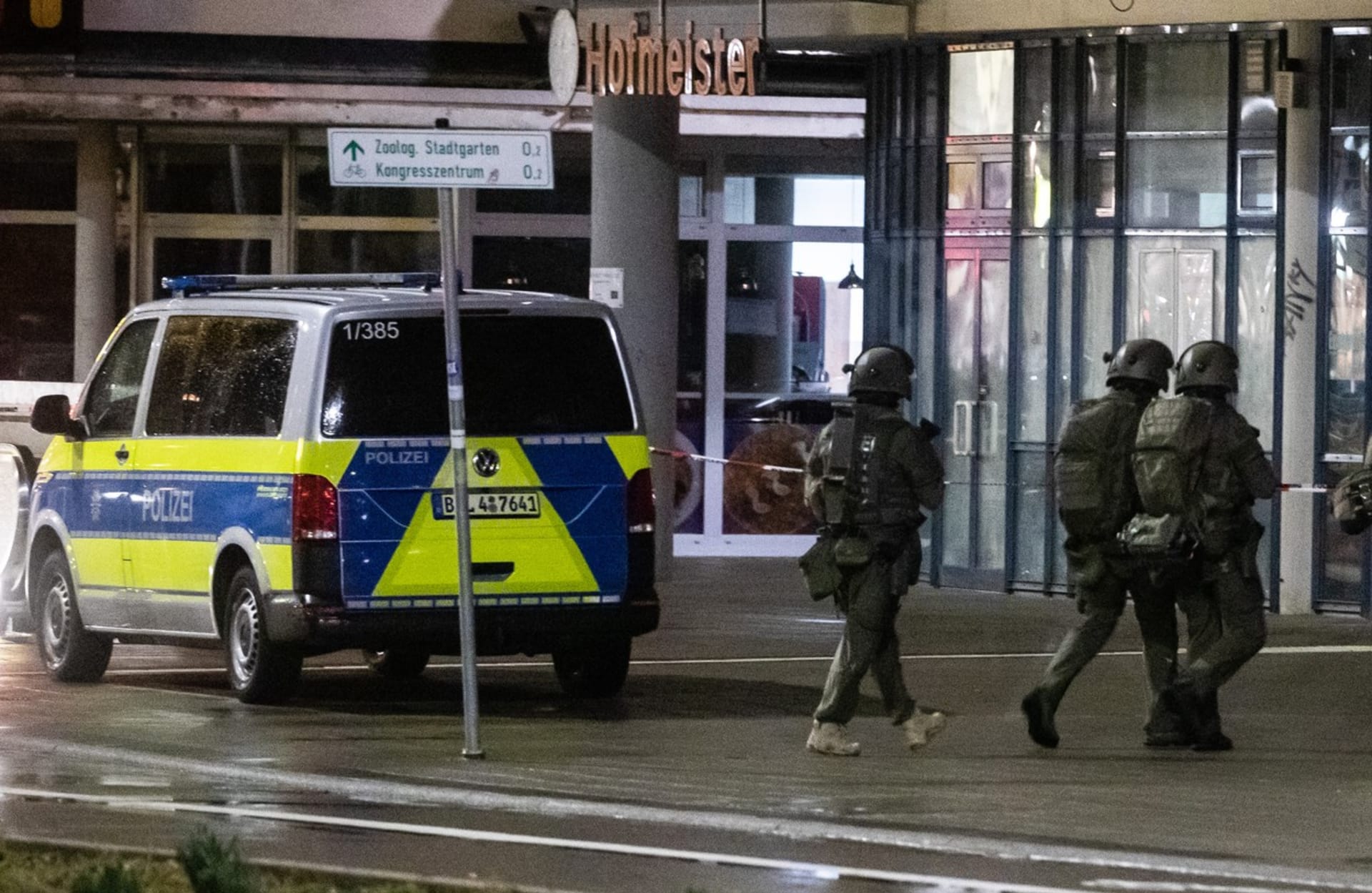 Německá policie zasahuje v Karlsruhe, kde jsou v lékárně rukojmí