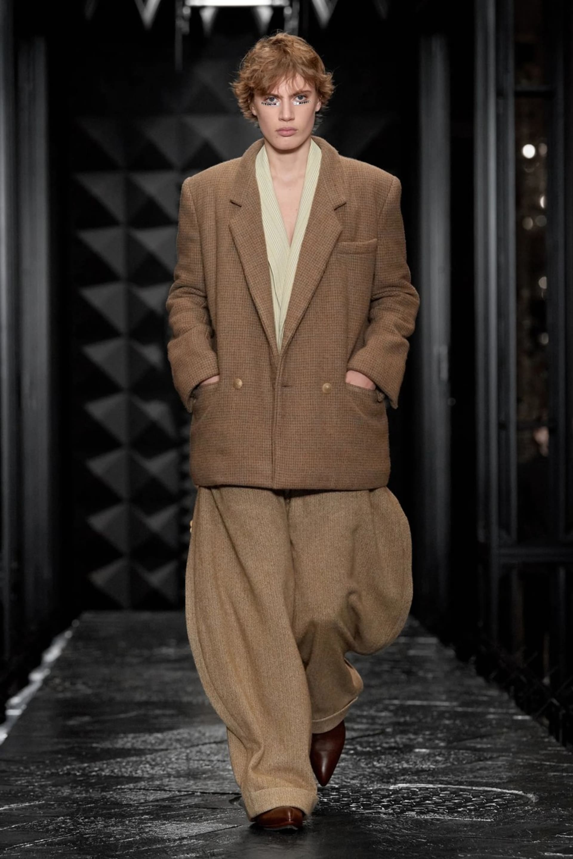Oversized saka byla k vidění v nové kolekci značky Louis Vuitton.