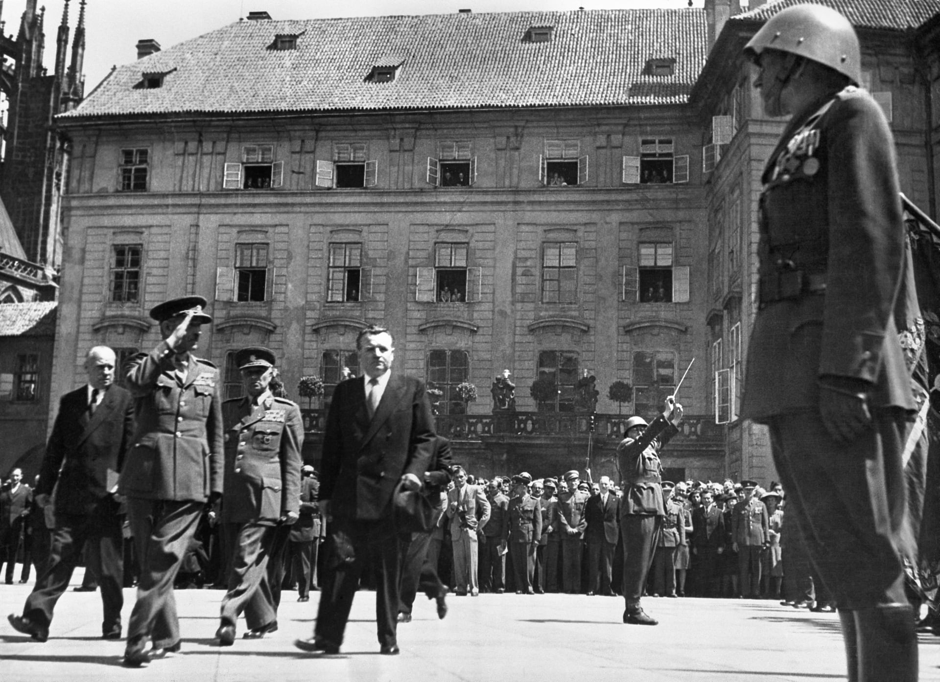 Prezident Klement Gottwald se prochází na nádvoří Pražského hradu.