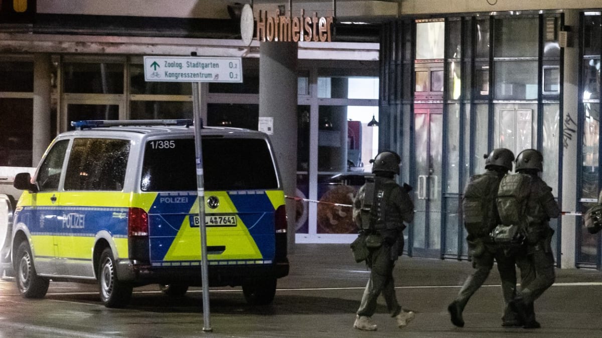 Německá policie zasahuje v Karlsruhe, kde jsou v lékárně rukojmí