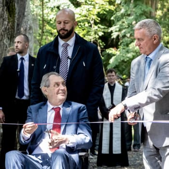 Prezident Miloš Zeman (uprostřed), šéf Lesní správy Lány Miloš Balák (vlevo), vedoucí Kanceláře prezidenta republiky Vratislav Mynář (vpravo)