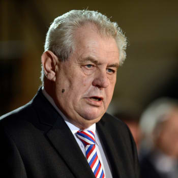 Prezident Miloš Zeman měl na své první inauguraci kravatu s ruskou trikolorou.
