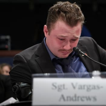 Americký válečný veterán Tyler Vargas-Andrews se při výpovědi své zkušenosti z války v Afghánistánu před zákonodárci neubránil slzám.