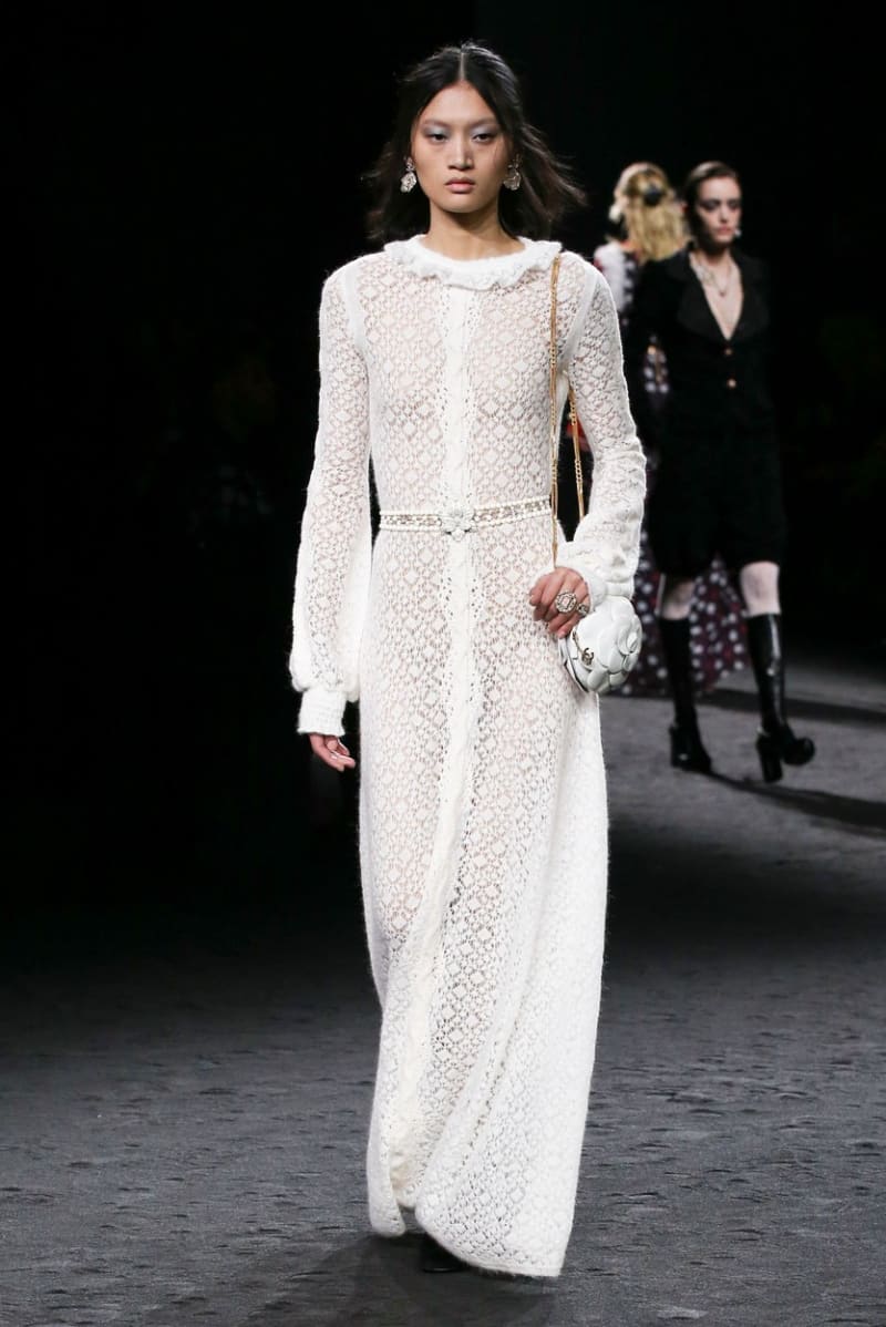 Krásné jednoduché bílé šaty od Chanel.