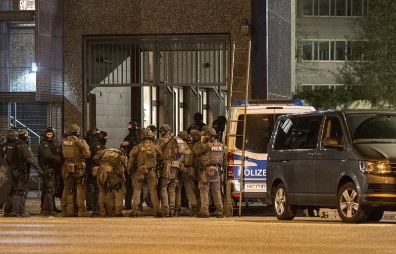 Policie u kostela svědků Jehovových v Hamburku, v němž se střílelo.