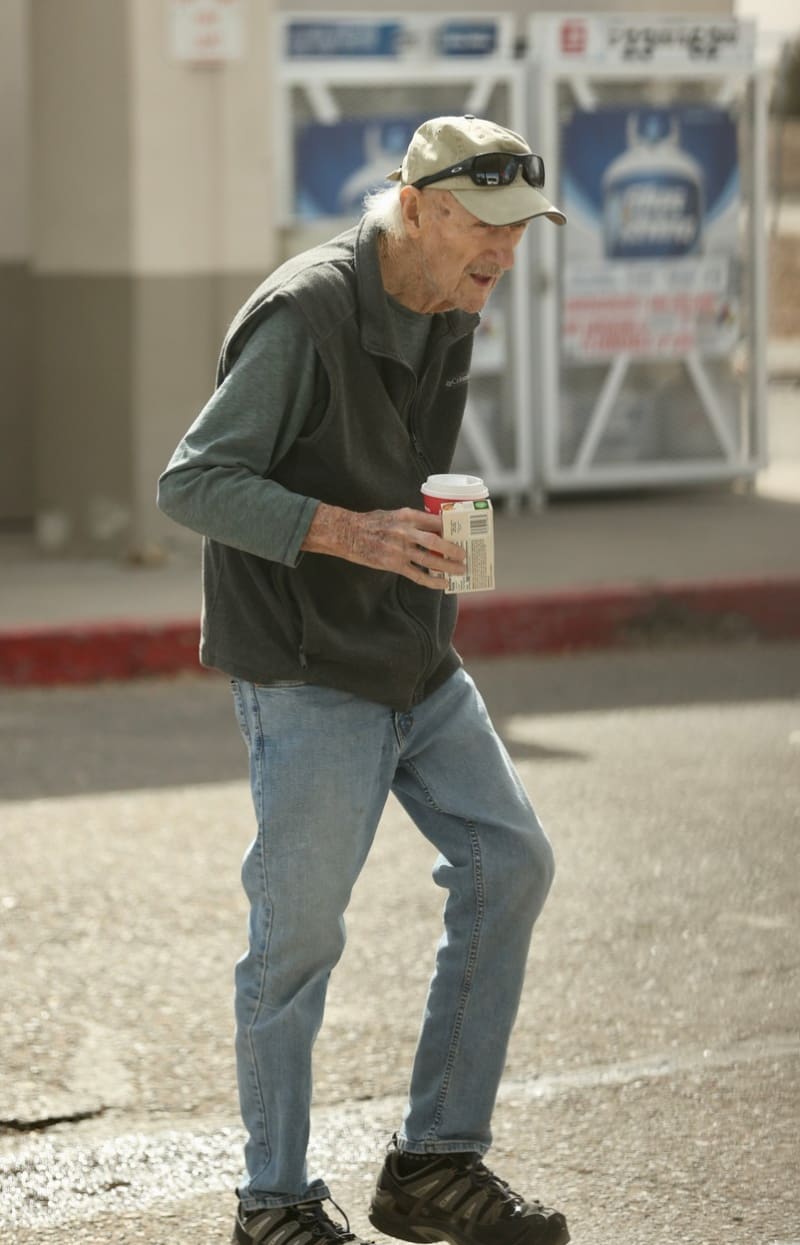 Gene Hackman si čile došel pro kávu, pak nasedl do auta.
