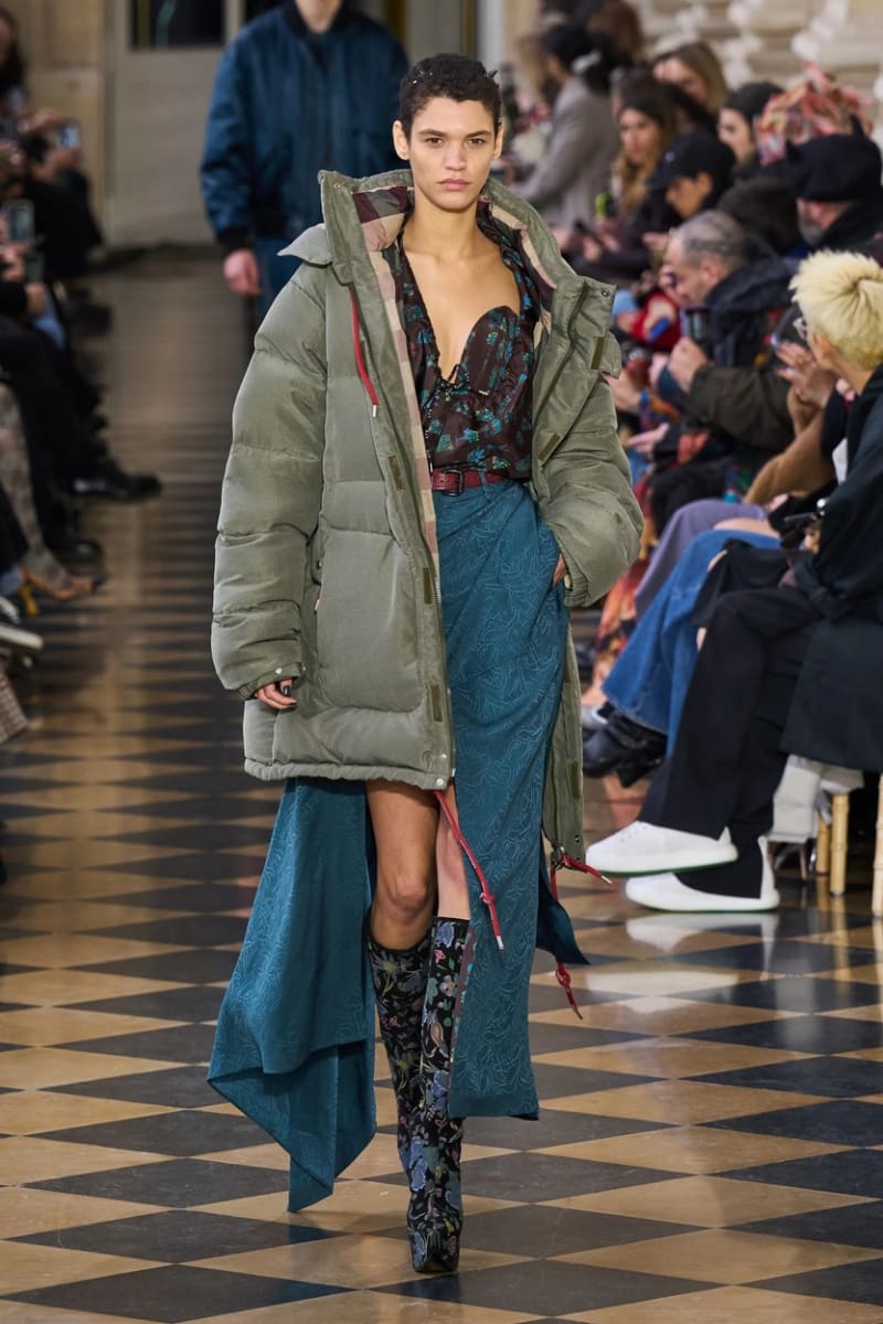 Na Pařížském týdnu módy nechyběla ani přehlídka na počest zesnulé návrhářky Vivienne Westwood.