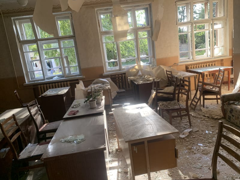 Pojmanův tým na Ukrajině monitoroval i toto poškození mateřské školy palbou z raketometu.