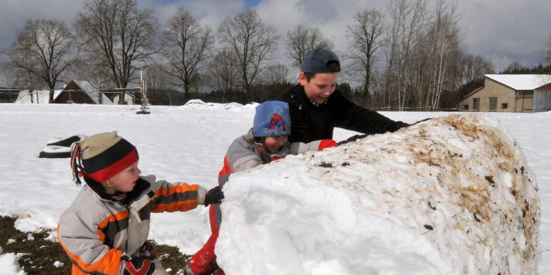 Takhle si děti kouleli sníh na začátku dubna 2010