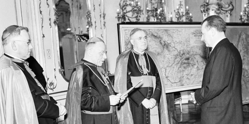 Prezident Klement Gottwald (vpravo) přijal na Pražském hradě 15. června 1948 zástupce čsl. episkopátu v čele s pražským arcibiskupem Josefem Beranem.