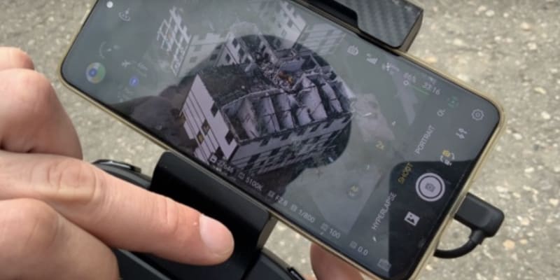 K monitorování poškozených oblastí na Ukrajině se používají i mobily a ipady.