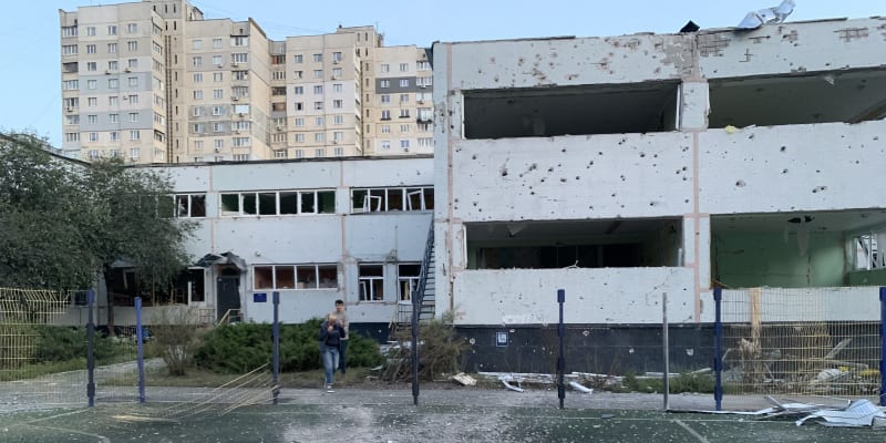 Budova v Charkově, jejíž okolí se dostalo pod palbu několika raket Kalibr, Iskander a S300.