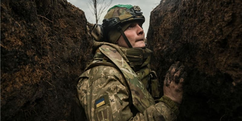Ukrajinský voják v zákopu