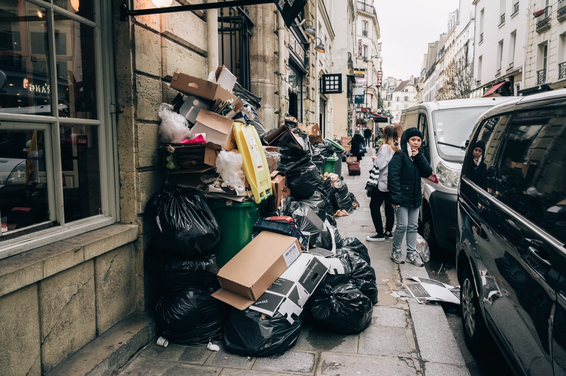 Odpadky hyzdí pařížské ulice.