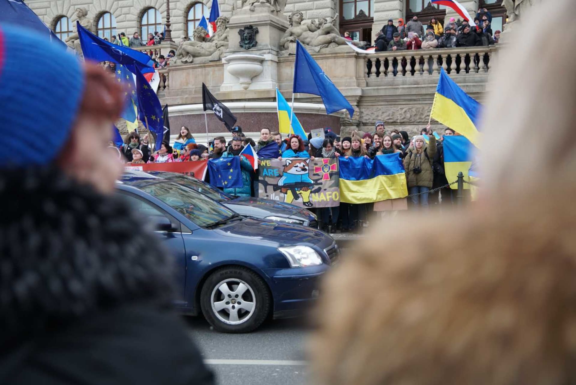 Rétorický střet mezi protivládními demonstranty a zastánci Ukrajiny pokračuje.