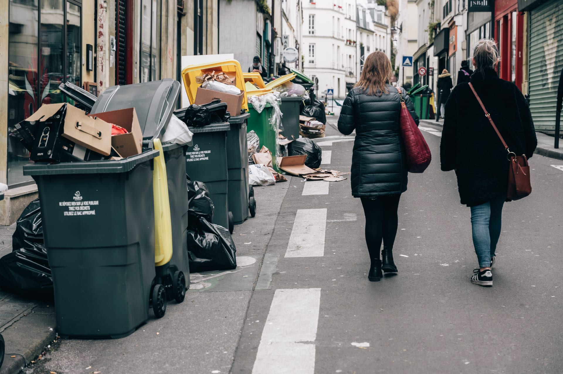 Odpadky hyzdí pařížské ulice.
