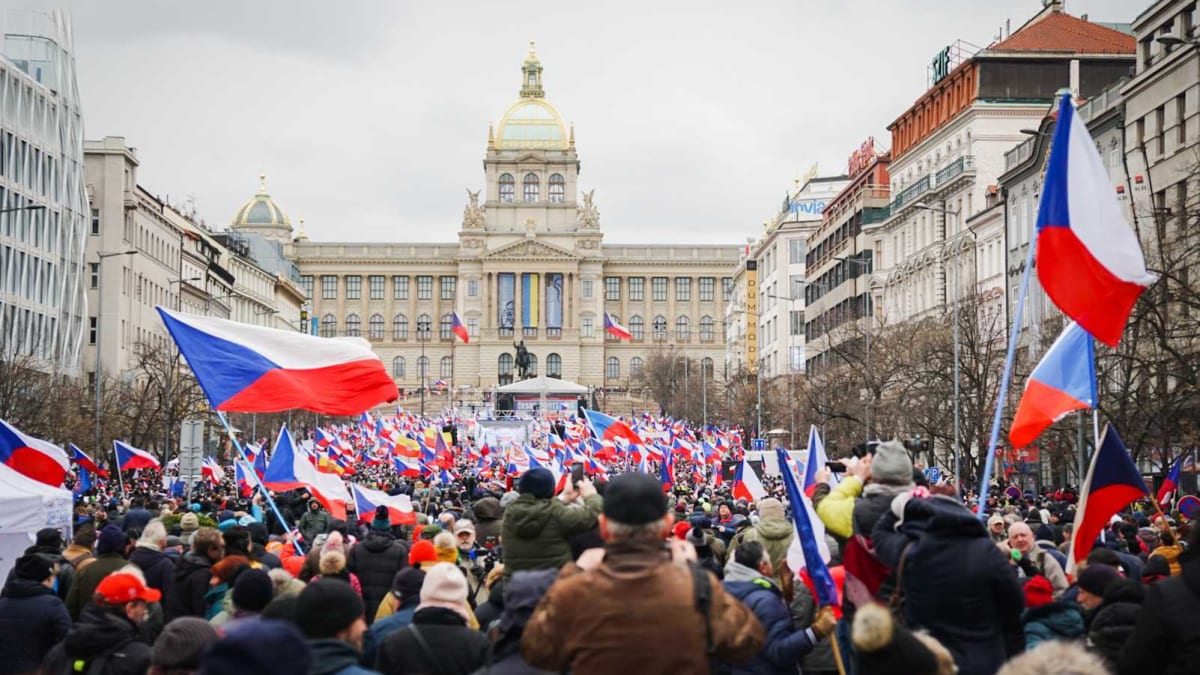 Někteří účastníci chtěli při březnovém protestu z Národního muzea strhnout ukrajinskou vlajku.