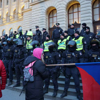 Těžkooděnci brání protestujícím v pochodu do Národního muzea.