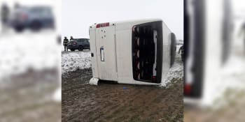 Vážná nehoda autobusu na Svitavsku. Dva lidé utrpěli středně těžká zranění
