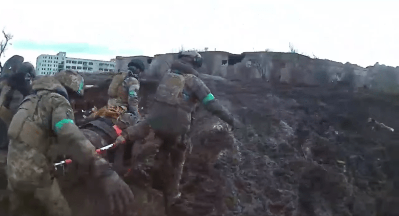 Ukrajinští obránci Bachmutu evakuují své zraněné spolubojovníky.
