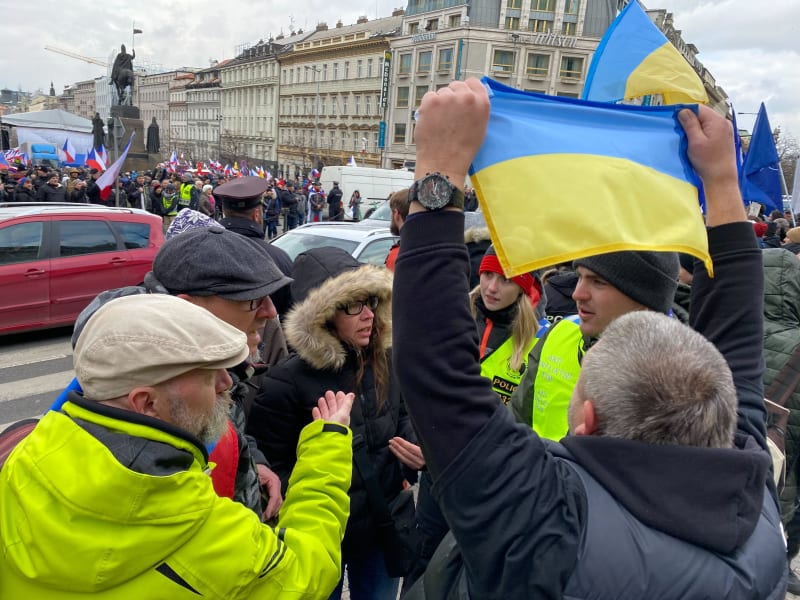 Demonstranti proti vládě se střetli s těmi, kteří podporují Ukrajinu a EU.