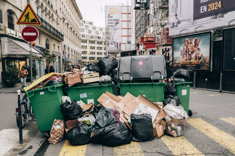 Pařížští popeláři se připojili ke stávkám proti důchodové reformě a přestali vyvážet odpadky.