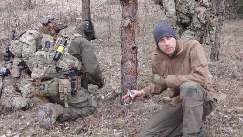 Válečný reportér CNN Prima NEWS Matyáš Zrno byl přítomen pyrotechnickému výcviku českých dobrovolníků na Ukrajině.
