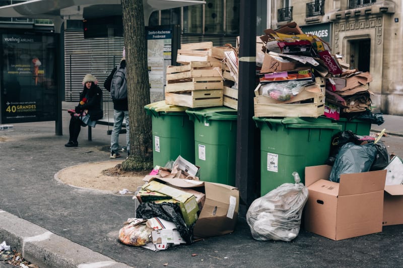 Na ulicích jsou doslova hromady odpadků.