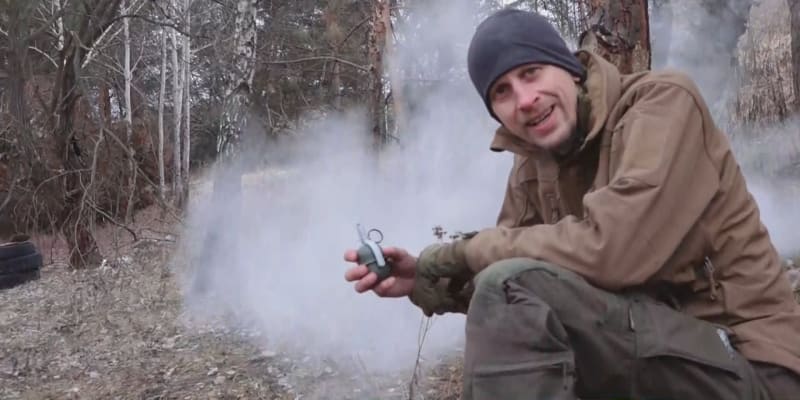 Válečný reportér CNN Prima NEWS Matyáš Zrno byl přítomen pyrotechnickému výcviku českých dobrovolníků na Ukrajině.