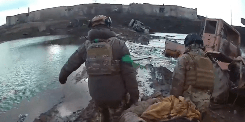 Ukrajinští obránci Bachmutu evakuují své zraněné spolubojovníky